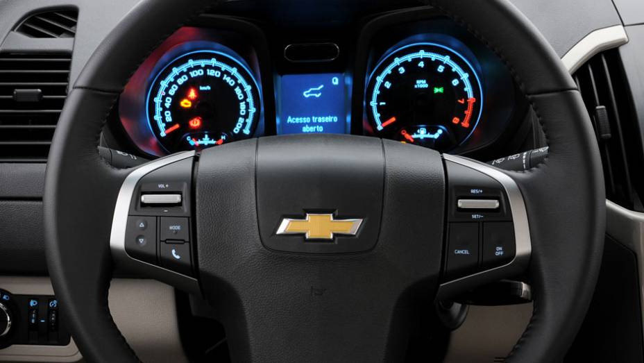 O volante de três raios agrupa comandos de som, Bluetooth, computador de bordo e piloto automático | <a href="https://quatrorodas.abril.com.br/carros/lancamentos/chevrolet-trailblazer-718248.shtml" target="_blank" rel="migration">Leia mais</a>