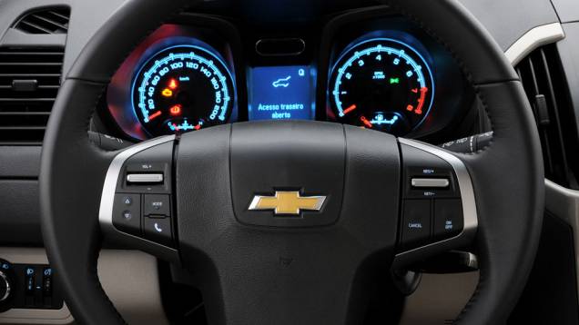 O volante de três raios agrupa comandos de som, Bluetooth, computador de bordo e piloto automático | <a href="https://quatrorodas.abril.com.br/carros/lancamentos/chevrolet-trailblazer-718248.shtml" target="_blank" rel="migration">Leia mais</a>