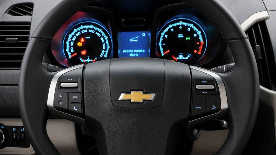 O volante de tr&ecirc;s raios agrupa comandos de som, Bluetooth, computador de bordo e piloto autom&aacute;tico | <a href="https://quatrorodas.abril.com.br/carros/lancamentos/chevrolet-trailblazer-718248.shtml" target="_blank" rel="migration">Leia mais</a>