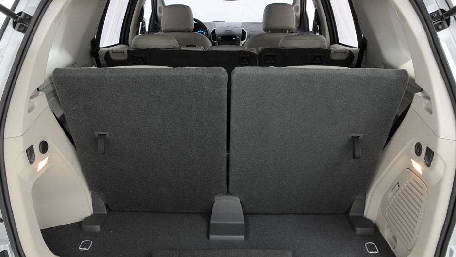 Est&aacute; vendo as tiras atr&aacute;s dos bancos? Basta pux&aacute;-las para os bancos se rebaterem rapidamente | <a href="https://quatrorodas.abril.com.br/carros/lancamentos/chevrolet-trailblazer-718248.shtml" target="_blank" rel="migration">Leia mais</a>