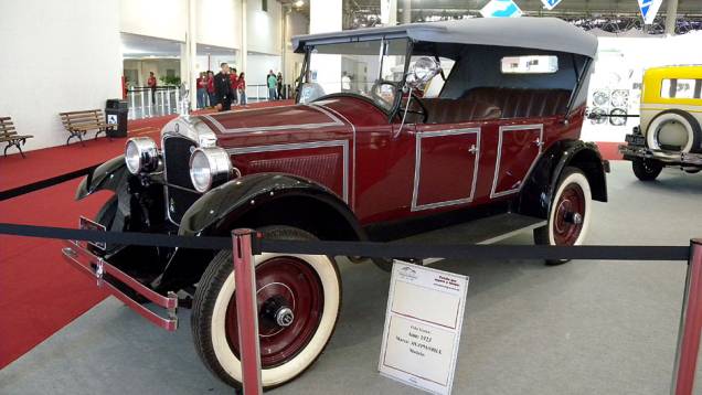 Hupmobile 1923 | <a href="https://quatrorodas.abril.com.br/noticias/classicos//salao-internacional-veiculos-antigos-sp-722125.shtml" rel="migration">Leia mais</a> | <a href="https://quatrorodas.abril.com.br/reportagens/classicos/mapa-classicos-722865.shtml" rel="migration">O mapa dos clás</a>