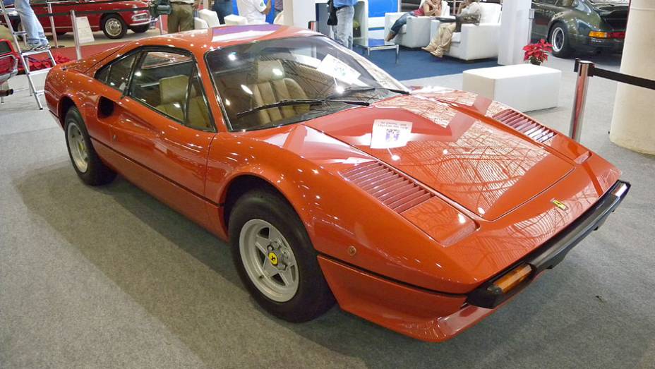 Ferrari 308 GTB | <a href="https://quatrorodas.abril.com.br/noticias/classicos//salao-internacional-veiculos-antigos-sp-722125.shtml" rel="migration">Leia mais</a> | <a href="https://quatrorodas.abril.com.br/reportagens/classicos/mapa-classicos-722865.shtml" rel="migration">O mapa dos clá</a>