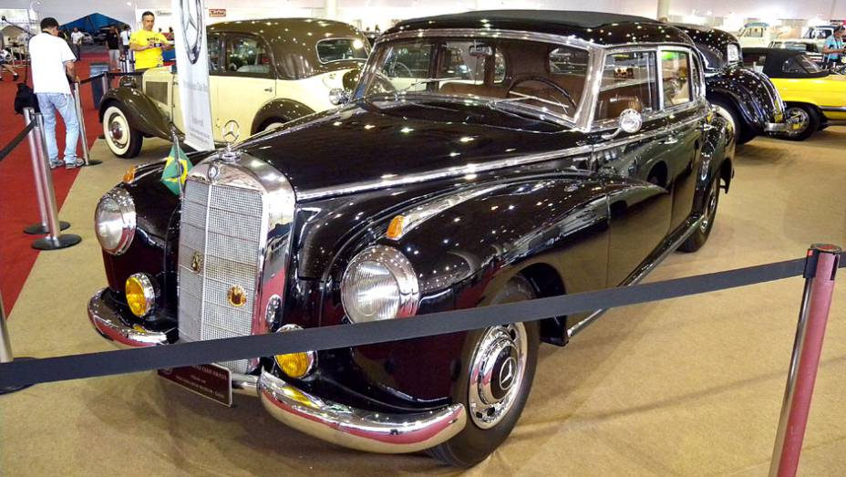 Mercedes-Benz 300 Adenauer | <a href="https://quatrorodas.abril.com.br/noticias/classicos//salao-internacional-veiculos-antigos-sp-722125.shtml" rel="migration">Leia mais</a> | <a href="https://quatrorodas.abril.com.br/reportagens/classicos/mapa-classicos-722865.shtml" rel="migration">O</a>