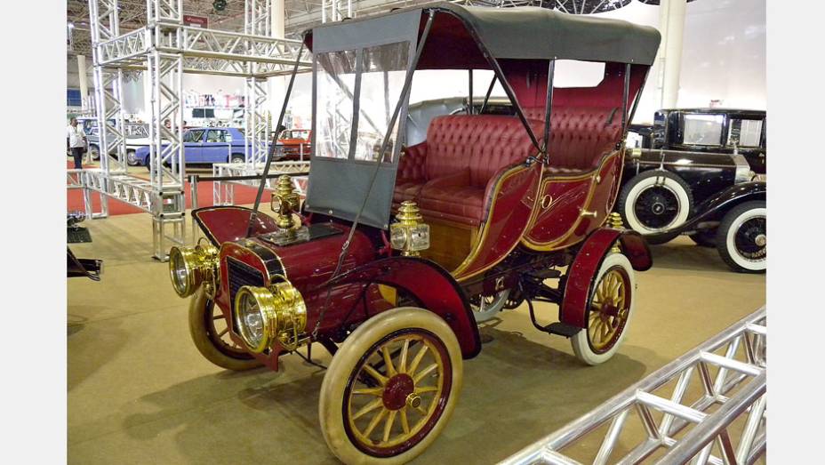 Cadillac 1906 | <a href="https://quatrorodas.abril.com.br/noticias/classicos//salao-internacional-veiculos-antigos-sp-722125.shtml" rel="migration">Leia mais</a> | <a href="https://quatrorodas.abril.com.br/reportagens/classicos/mapa-classicos-722865.shtml" rel="migration">O mapa dos cláss</a>