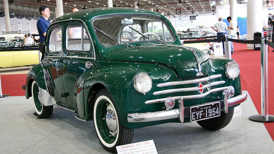 Renault 4CV | <a href="https://quatrorodas.abril.com.br/noticias/classicos//salao-internacional-veiculos-antigos-sp-722125.shtml" rel="migration">Leia mais</a> | <a href="https://quatrorodas.abril.com.br/reportagens/classicos/mapa-classicos-722865.shtml" rel="migration">O mapa dos clássic</a>