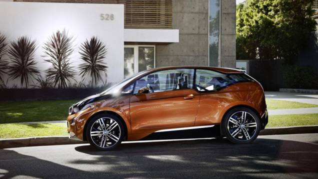 A carroceria tem pintura em dois tons | <a href="https://quatrorodas.abril.com.br/saloes/los-angeles/2012/bmw-i3-coupe-concept-724055.shtml" rel="migration">Leia mais</a>