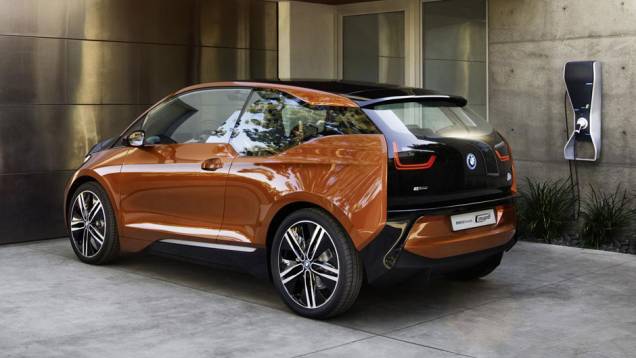 Carro vem codas de liga leve de 20 polegadas com pneus de baixa resistência ao rolamento | <a href="%20https://quatrorodas.abril.com.br/saloes/los-angeles/2012/bmw-i3-coupe-concept-724055.shtml" rel="migration">Leia mais</a>