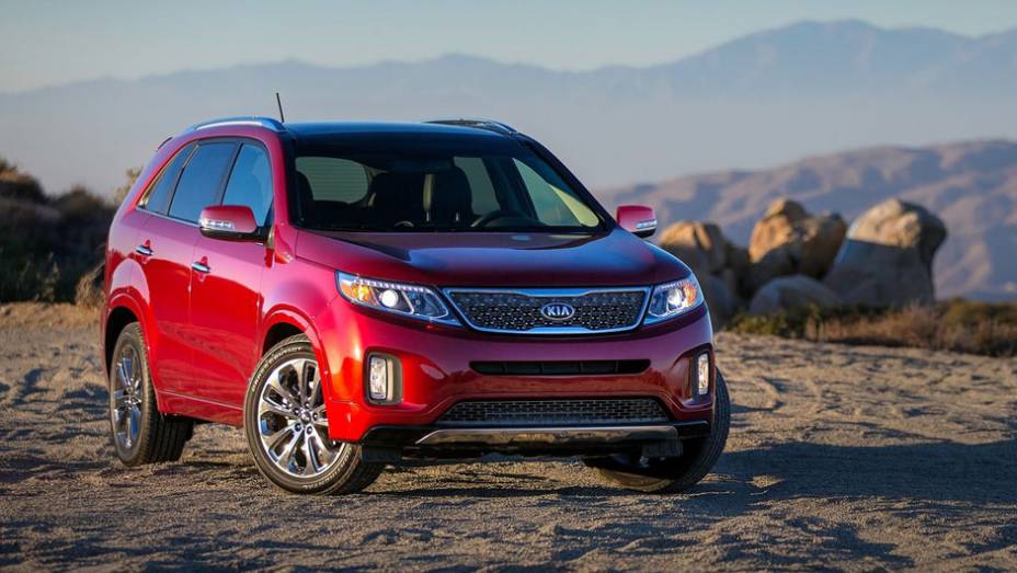 Já os faróis de neblina foram movidos para as extremidades do para-choque frontal | <a href="%20https://quatrorodas.abril.com.br/saloes/los-angeles/2012/kia-sorento-2014-724885.shtml" rel="migration">Leia mais</a>