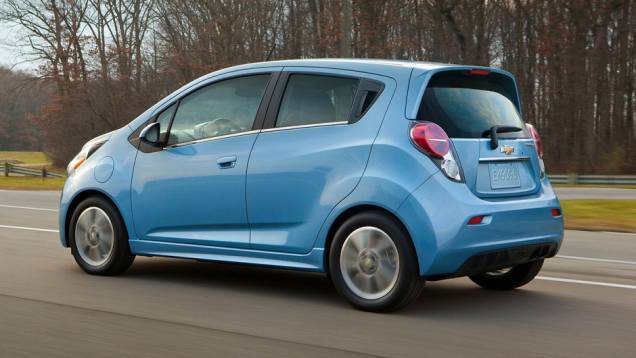 O modelo elétrico promete rivalizar com o Fiat 500e| <a href="https://quatrorodas.abril.com.br/saloes/los-angeles/2012/chevrolet-spark-ev-723965.shtml" rel="migration">Leia mais</a>