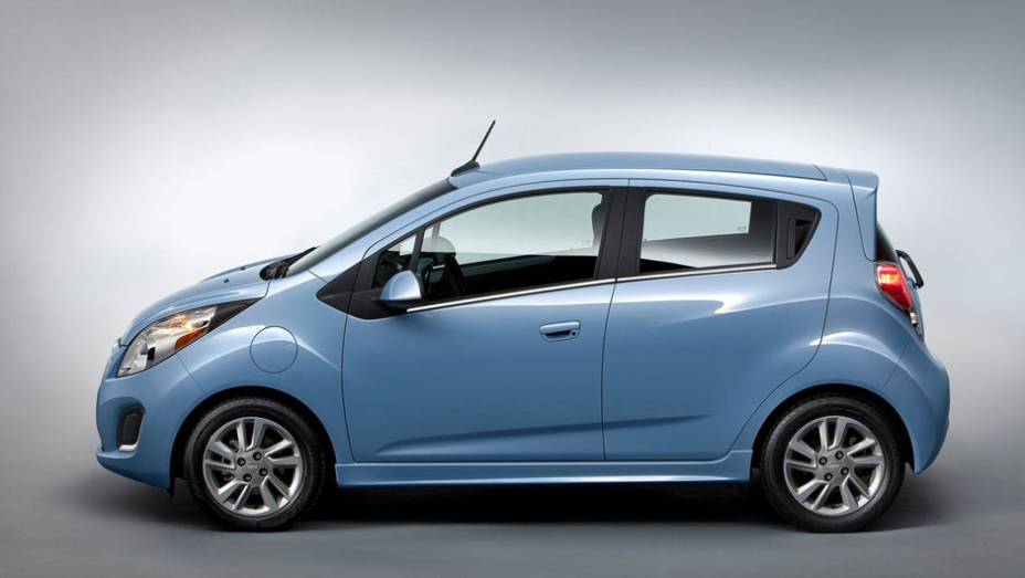 Segundo a marca, o motor do modelo gera 130 cavalos de potência | <a href="https://quatrorodas.abril.com.br/saloes/los-angeles/2012/chevrolet-spark-ev-723965.shtml" rel="migration">Leia mais</a>