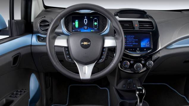 A Chevrolet informa que o modelo necessita de sete horas para o seu armazenador de 20 kWh possa ser totalmente carregado em uma linha de 240V | <a href="%20https://quatrorodas.abril.com.br/saloes/los-angeles/2012/chevrolet-spark-ev-723965.shtml" rel="migration">Leia mais</a> A Chevrolet informa que o modelo necessita de sete horas para o seu armazenador de 20 kWh possa ser totalmente carregado em uma linha de 240V | <a href="%20https://quatrorodas.abril.com.br/saloes/los-angeles/2012/chevrolet-spark-ev-723965.shtml" rel="migration">Leia mais</a>