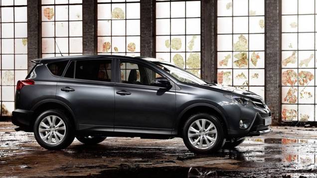 O renovado SUV está sendo apresentado oficialmente no Salão de Los Angeles | <a href="https://quatrorodas.abril.com.br/saloes/los-angeles/2012/toyota-rav4-2013-724532.shtml" rel="migration">Leia mais</a> O renovado SUV está sendo apresentado oficialmente no Salão de Los Angeles | <a href="https://quatrorodas.abril.com.br/saloes/los-angeles/2012/toyota-rav4-2013-724532.shtml" rel="migration">Leia mais</a>