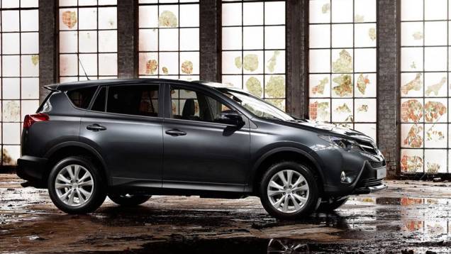 O renovado SUV está sendo apresentado oficialmente no Salão de Los Angeles | <a href="https://quatrorodas.abril.com.br/saloes/los-angeles/2012/toyota-rav4-2013-724532.shtml" rel="migration">Leia mais</a>