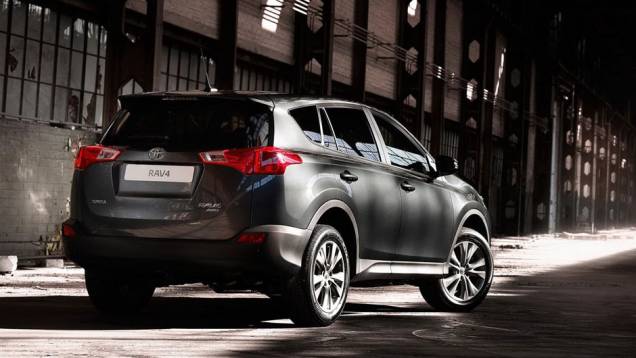 Pelo que se pode observar nas imagens, a Toyota modernizou o visual do RAV4 | <a href="https://quatrorodas.abril.com.br/saloes/los-angeles/2012/toyota-rav4-2013-724532.shtml" rel="migration">Leia mais</a> Pelo que se pode observar nas imagens, a Toyota modernizou o visual do RAV4 | <a href="https://quatrorodas.abril.com.br/saloes/los-angeles/2012/toyota-rav4-2013-724532.shtml" rel="migration">Leia mais</a>