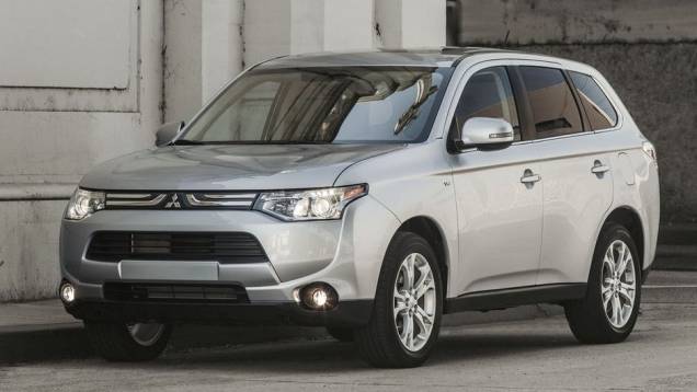 Apresentado no último Salão de Los Angeles, o Outlander chega ao Brasil importado do Japão | <a href="https://quatrorodas.abril.com.br/carros/lancamentos/mitsubishi-outlander-751189.shtml" rel="migration">Leia mais</a>">