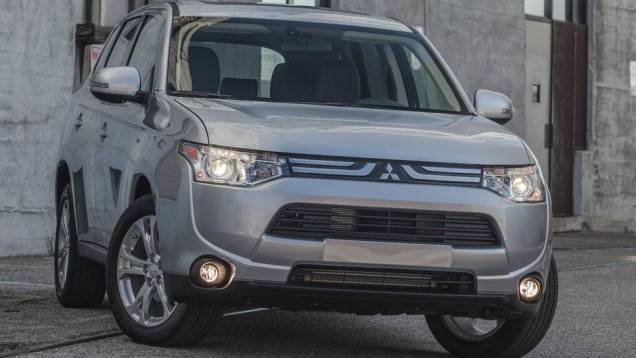 O Outlander teve visual renovado, com destaque para a nova frente. A grade dianteira está mais fina e os faróis foram redesenhados | <a href="https://quatrorodas.abril.com.br/carros/lancamentos/mitsubishi-outlander-751189.shtml" rel="migration">Leia mais</a>">