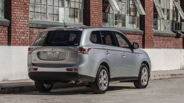 A traseira também sofreu alterações, mas menos sensíveis | <a href="https://quatrorodas.abril.com.br/carros/lancamentos/mitsubishi-outlander-751189.shtml" rel="migration">Leia mais</a>"> A traseira também sofreu alterações, mas menos sensíveis | <a href="https://quatrorodas.abril.com.br/carros/lancamentos/mitsubishi-outlander-751189.shtml" rel="migration">Leia mais</a>">