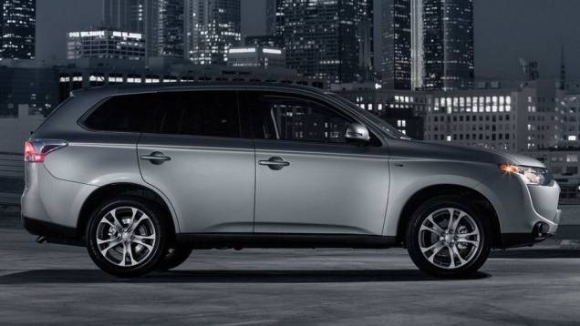 No Brasil, os interessados poderão escolher entre duas opções de motorização: 2.0 de quatro cilindros... | <a href="https://quatrorodas.abril.com.br/carros/lancamentos/mitsubishi-outlander-751189.shtml" rel="migration">Leia mais</a>"> No Brasil, os interessados poderão escolher entre duas opções de motorização: 2.0 de quatro cilindros... | <a href="https://quatrorodas.abril.com.br/carros/lancamentos/mitsubishi-outlander-751189.shtml" rel="migration">Leia mais</a>">