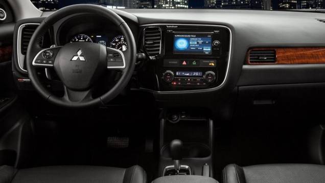 ...e 3.0 V6, com 240 cv (transmissão automática de seis velocidades) | <a href="https://quatrorodas.abril.com.br/carros/lancamentos/mitsubishi-outlander-751189.shtml" rel="migration">Leia mais</a>">