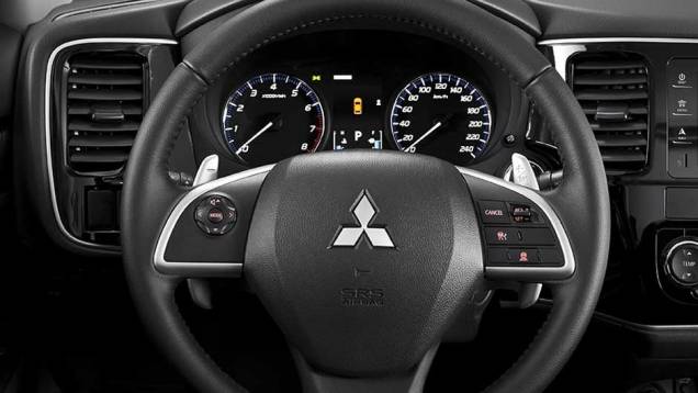 Painel de instrumentos tem visual limpo e oferece fácil leitura das informações | <a href="https://quatrorodas.abril.com.br/carros/lancamentos/mitsubishi-outlander-751189.shtml" rel="migration">Leia mais</a> Painel de instrumentos tem visual limpo e oferece fácil leitura das informações | <a href="https://quatrorodas.abril.com.br/carros/lancamentos/mitsubishi-outlander-751189.shtml" rel="migration">Leia mais</a>