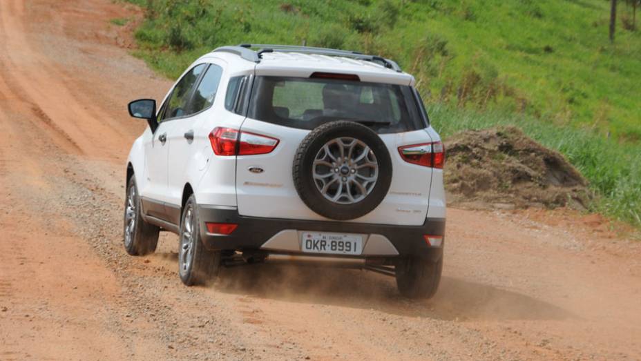 Novidade oferece bom desempenho em estradas de terra | <a href="https://quatrorodas.abril.com.br/noticias/mercado/ford-lanca-ecosport-4wd-porwershift-725244.shtml" rel="migration">Leia mais</a>