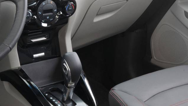 Nada instintiva, as trocas de marcha manuais do câmbio automático ocorrem por teclas na alavanca | <a href="https://quatrorodas.abril.com.br/noticias/mercado/ford-lanca-ecosport-4wd-porwershift-725244.shtml" rel="migration">Leia mais</a> Nada instintiva, as trocas de marcha manuais do câmbio automático ocorrem por teclas na alavanca | <a href="https://quatrorodas.abril.com.br/noticias/mercado/ford-lanca-ecosport-4wd-porwershift-725244.shtml" rel="migration">Leia mais</a>
