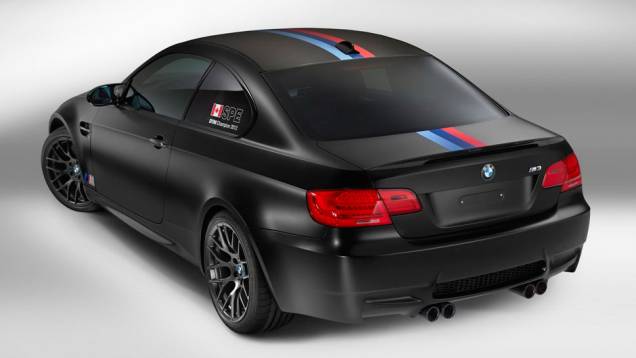 Além do teto em fibra de carbono, o carro tem uma decoração especial | <a href="https://quatrorodas.abril.com.br/noticias/fabricantes/bmw-lanca-m3-dtm-champion-edition-725389.shtml" rel="migration">Leia mais</a>