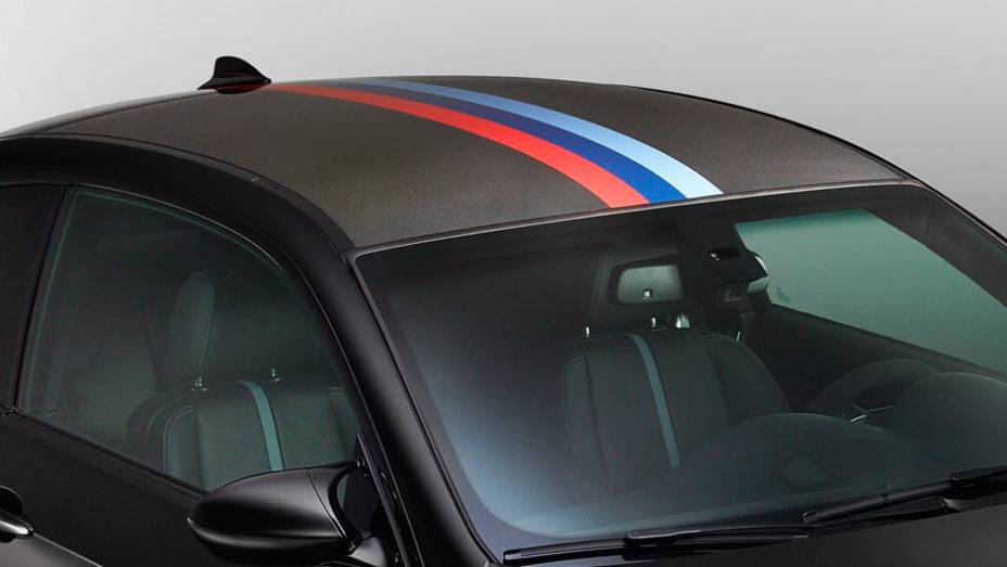 As três faixas paralelas (nas cores vermelho, uma em azul-escuro e azul-claro) se referem à Motorsport, divisão de alto desempenho e competições da BMW | <a href="%20http://quatrorodas.abril.com.br/noticias/fabricantes/bmw-lanca-m3-dtm-champion-edition-7253" rel="migration"></a>