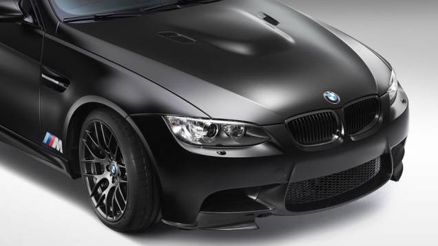 Pintura preta fosca é a mesma usada no M3 Frozen e não pode ser lavada com sabão | <a href="https://quatrorodas.abril.com.br/noticias/fabricantes/bmw-lanca-m3-dtm-champion-edition-725389.shtml" rel="migration">Leia mais</a> Pintura preta fosca é a mesma usada no M3 Frozen e não pode ser lavada com sabão | <a href="https://quatrorodas.abril.com.br/noticias/fabricantes/bmw-lanca-m3-dtm-champion-edition-725389.shtml" rel="migration">Leia mais</a>