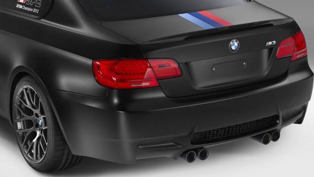 Um discreto aerofólio contrasta com o par de ponteiras duplas na traseira | <a href="https://quatrorodas.abril.com.br/noticias/fabricantes/bmw-lanca-m3-dtm-champion-edition-725389.shtml" rel="migration">Leia mais</a>