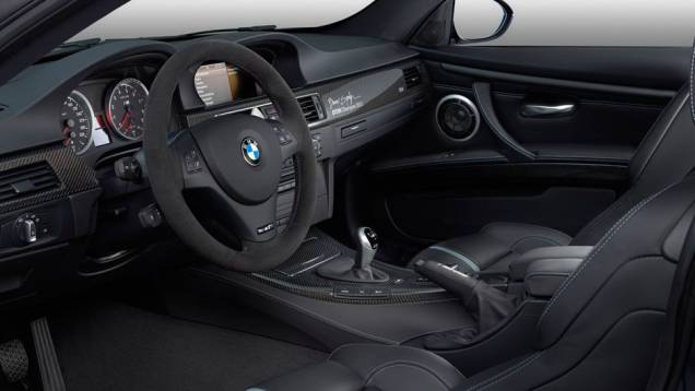 Interior tem bancos esportivos em couro e apliques de fibra de carbono | <a href="https://quatrorodas.abril.com.br/noticias/fabricantes/bmw-lanca-m3-dtm-champion-edition-725389.shtml" rel="migration">Leia mais</a> Interior tem bancos esportivos em couro e apliques de fibra de carbono | <a href="https://quatrorodas.abril.com.br/noticias/fabricantes/bmw-lanca-m3-dtm-champion-edition-725389.shtml" rel="migration">Leia mais</a>