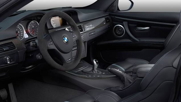 Interior tem bancos esportivos em couro e apliques de fibra de carbono | <a href="https://quatrorodas.abril.com.br/noticias/fabricantes/bmw-lanca-m3-dtm-champion-edition-725389.shtml" rel="migration">Leia mais</a>