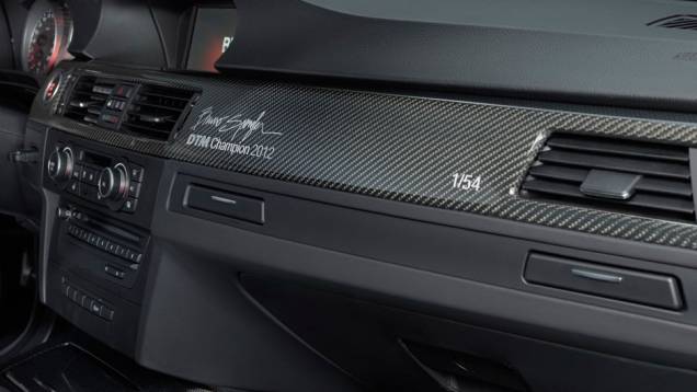 O autógrafo de Spengler decora o interior do modelo; serão produzidas apenas 54 unidades | <a href="https://quatrorodas.abril.com.br/noticias/fabricantes/bmw-lanca-m3-dtm-champion-edition-725389.shtml" rel="migration">Leia mais</a>