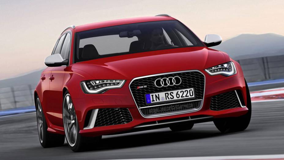 A frente com faróis de LED é típica da Audi, mas nunca houve uma perua tão rápida na história da marca | <a href="%20https://quatrorodas.abril.com.br/saloes/detroit/2013/audi-rs6-avant-730408.shtml" rel="migration">Leia mais</a>