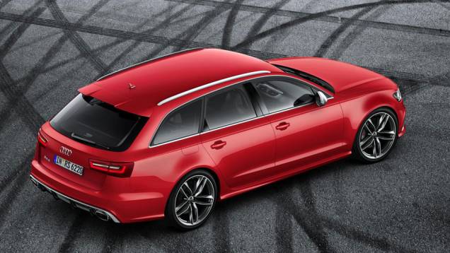 O estilo comportado da perua A6 ficou bastante agressivo depois de virar um modelo RS | <a href="%20https://quatrorodas.abril.com.br/saloes/detroit/2013/audi-rs6-avant-730408.shtml" rel="migration">Leia mais</a>