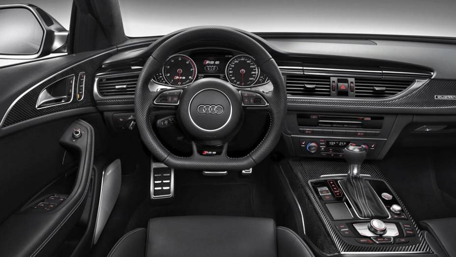 O interior tem apliques de alumínio e fibra de carbono | <a href="https://quatrorodas.abril.com.br/saloes/detroit/2013/audi-rs6-avant-730408.shtml" rel="migration">Leia mais</a>