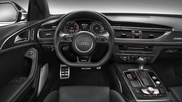 O interior tem apliques de alumínio e fibra de carbono | <a href="https://quatrorodas.abril.com.br/saloes/detroit/2013/audi-rs6-avant-730408.shtml" rel="migration">Leia mais</a> O interior tem apliques de alumínio e fibra de carbono | <a href="https://quatrorodas.abril.com.br/saloes/detroit/2013/audi-rs6-avant-730408.shtml" rel="migration">Leia mais</a>