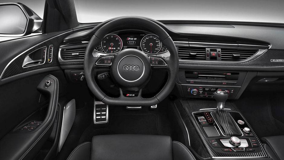 O interior tem apliques de alum&iacute;nio e fibra de carbono | <a href="https://quatrorodas.abril.com.br/saloes/detroit/2013/audi-rs6-avant-730408.shtml" rel="migration">Leia mais</a>