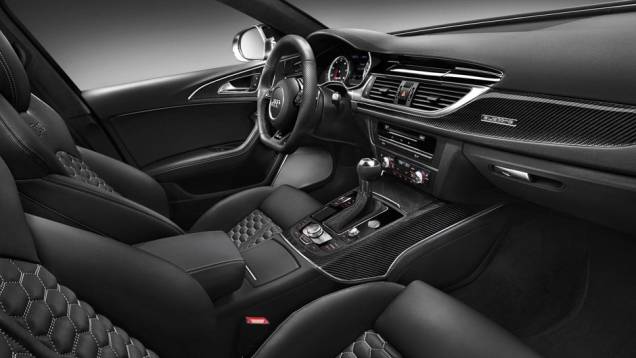 Bancos esportivos são revestidos em couro e Alcantara | <a href="https://quatrorodas.abril.com.br/saloes/detroit/2013/audi-rs6-avant-730408.shtml" rel="migration">Leia mais</a> Bancos esportivos são revestidos em couro e Alcantara | <a href="https://quatrorodas.abril.com.br/saloes/detroit/2013/audi-rs6-avant-730408.shtml" rel="migration">Leia mais</a>