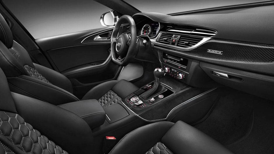 Bancos esportivos s&atilde;o revestidos em couro e Alcantara | <a href="https://quatrorodas.abril.com.br/saloes/detroit/2013/audi-rs6-avant-730408.shtml" rel="migration">Leia mais</a>