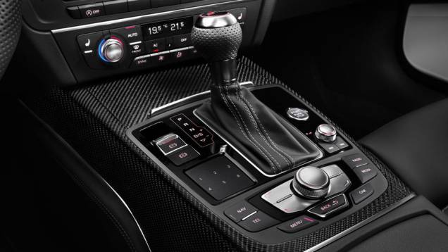 O câmbio automático de oito velocidades oferece a possibilidade de trocas sequenciais | <a href="%20https://quatrorodas.abril.com.br/saloes/detroit/2013/audi-rs6-avant-730408.shtml" rel="migration">Leia mais</a> O câmbio automático de oito velocidades oferece a possibilidade de trocas sequenciais | <a href="%20https://quatrorodas.abril.com.br/saloes/detroit/2013/audi-rs6-avant-730408.shtml" rel="migration">Leia mais</a>
