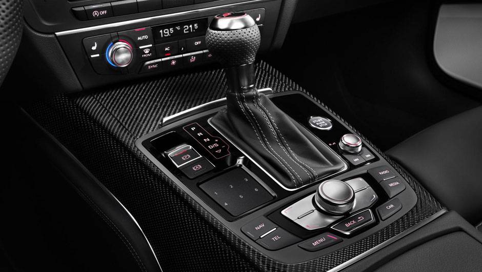 O c&acirc;mbio autom&aacute;tico de oito velocidades oferece a possibilidade de trocas sequenciais | <a href="%20https://quatrorodas.abril.com.br/saloes/detroit/2013/audi-rs6-avant-730408.shtml" rel="migration">Leia mais</a>