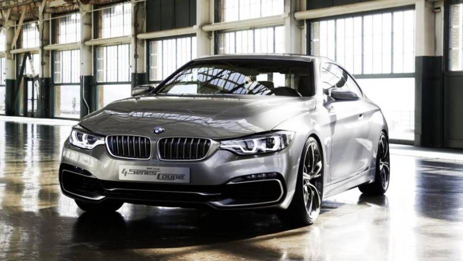 Quanto ao design, a frente da Série 4 concept conta com uma grande entrada de ar, faróis e luzes diurnas de LED | <a href="https://quatrorodas.abril.com.br/saloes/detroit/2013/bmw-serie-4-coupe-concept-730364.shtml" rel="migration">Leia mais</a>