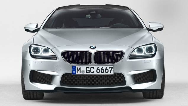 A tradicional grade dupla ganhou o logotipo M6 | <a href="https://quatrorodas.abril.com.br/saloes/detroit/2013/bmw-m6-gran-coupe-730380.shtml" rel="migration">Leia mais</a> A tradicional grade dupla ganhou o logotipo M6 | <a href="https://quatrorodas.abril.com.br/saloes/detroit/2013/bmw-m6-gran-coupe-730380.shtml" rel="migration">Leia mais</a>