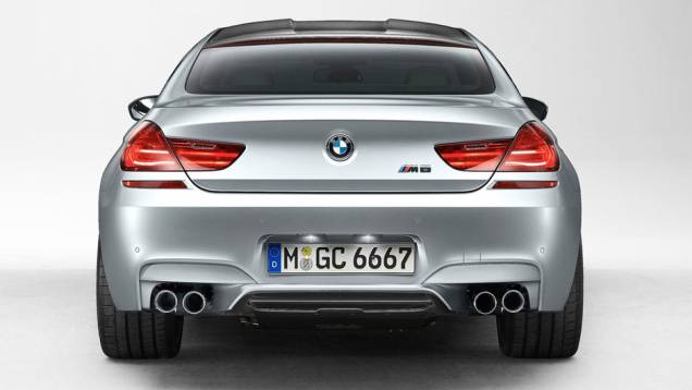 Atrás, os dois pares de ponteiras de escapamento identificam a versão especial | <a href="%20https://quatrorodas.abril.com.br/saloes/detroit/2013/bmw-m6-gran-coupe-730380.shtml" rel="migration">Leia mais</a>