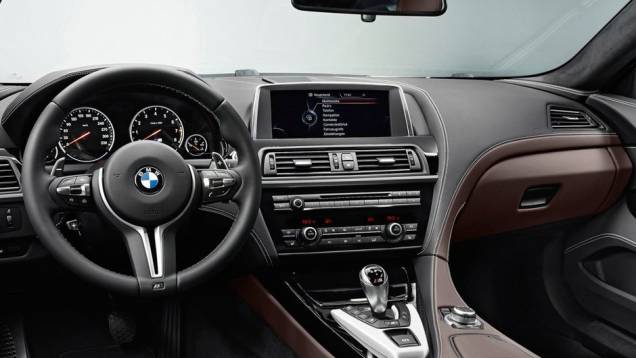 O volante de três raios é exclusivo do M6 Gran Coupe | <a href="https://quatrorodas.abril.com.br/saloes/detroit/2013/bmw-m6-gran-coupe-730380.shtml" rel="migration">Leia mais</a>