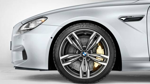 As belas rodas de 20 polegadas escondem os enormes discos de freio | <a href="https://quatrorodas.abril.com.br/saloes/detroit/2013/bmw-m6-gran-coupe-730380.shtml" rel="migration">Leia mais</a>