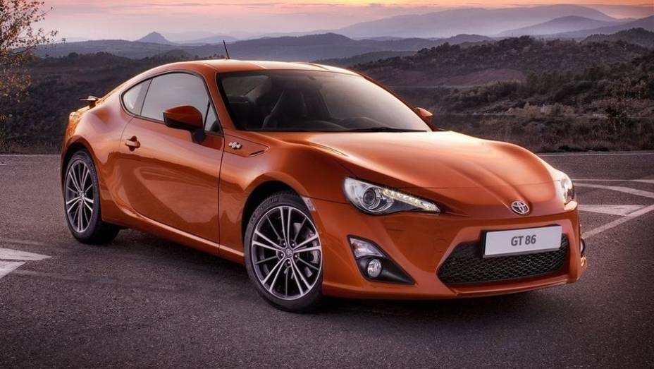 Único coupé esportivo da lista, o Toyota GT86 é a opção mais voltada para desempenho. | <a href="https://quatrorodas.abril.com.br/noticias/mercado/definidos-finalistas-carro-ano-2013-europa-728106.shtml" rel="migration">Leia mais</a>