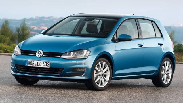 Chegando à sétima geração, o VW Golf continua tendo adeptos em todo o planeta. | <a href="https://quatrorodas.abril.com.br/noticias/mercado/definidos-finalistas-carro-ano-2013-europa-728106.shtml" rel="migration">Leia mais</a>