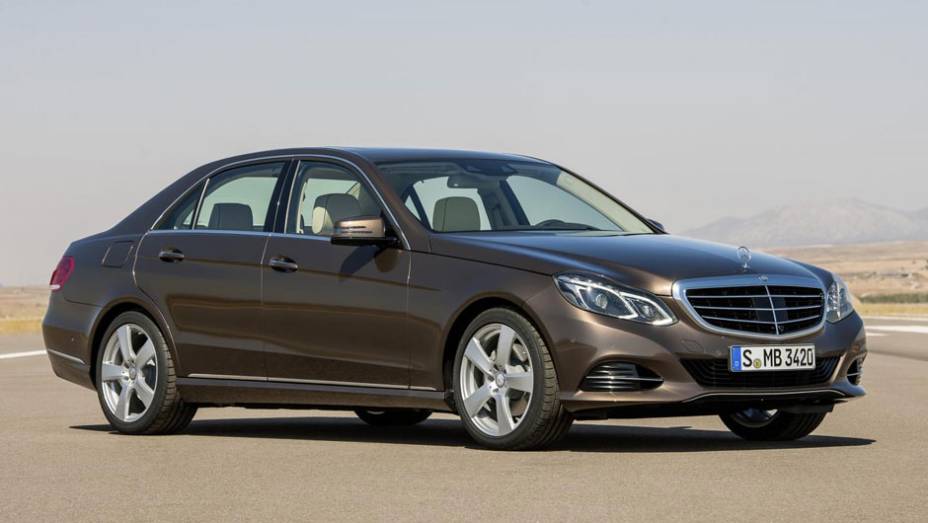 Gostava dos faróis ovais duplos? Agora eles fazem parte do passado da linha Classe E | <a href="https://quatrorodas.abril.com.br/saloes/detroit/2013/mercedes-benz-classe-sedan-avant-730383.shtml" rel="migration">Leia mais</a>